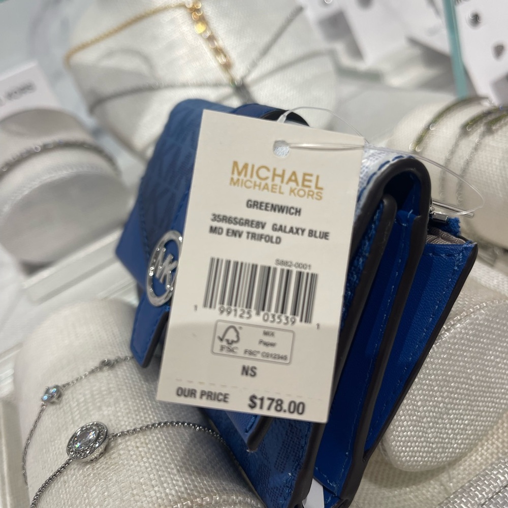 MICHAEL KORS Greenwich Medium Ombré Signature Logo Tri-Fold Wallet
Galaxy Blue - Picture 4 of 16